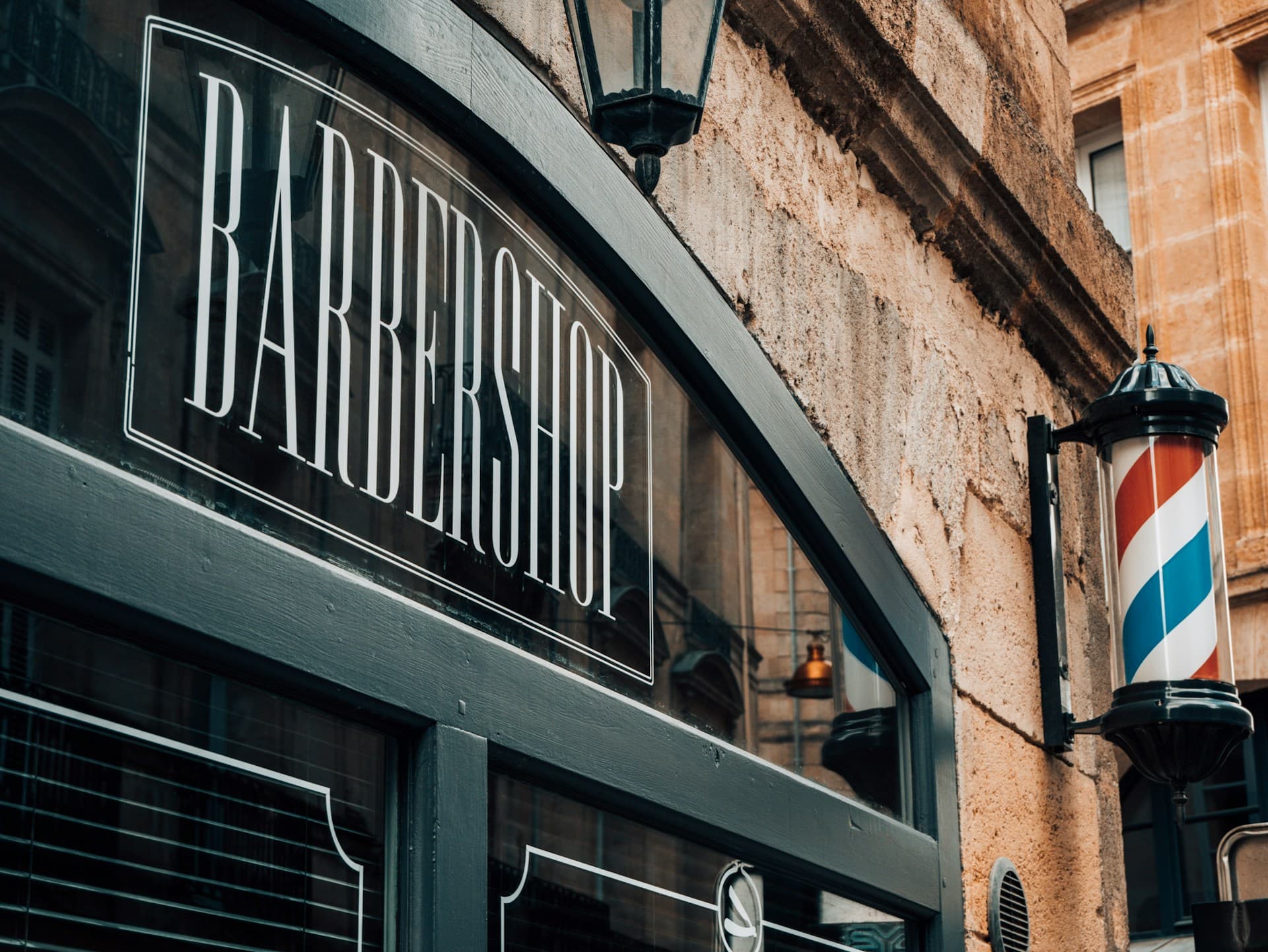 Letrero de neón de una barbería